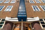 Portiek met trappenhuis.
<br/>
Marcel Westhoff, mei 2017